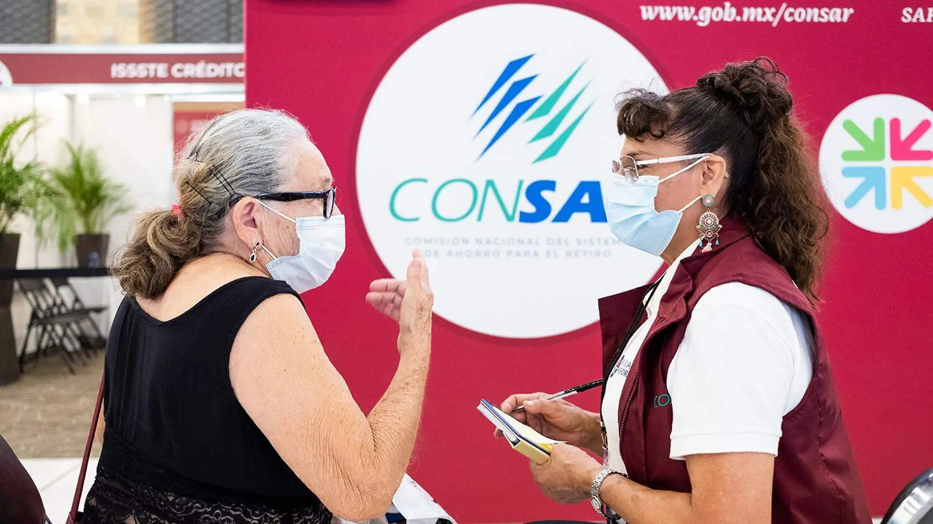 EMPLEADOS DE CONSAR EN LA FERIA DE AFORES. CORTESÍA. CONSAR (4)